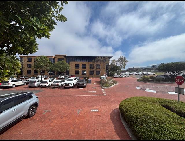 400M² OFFICE TO LET IN PLATTEKLOOF 3